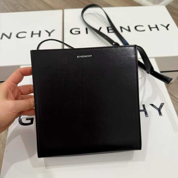 NWT Authentic Givenchy Plaque Logo  Bag  , Black - Picture 1 of 4